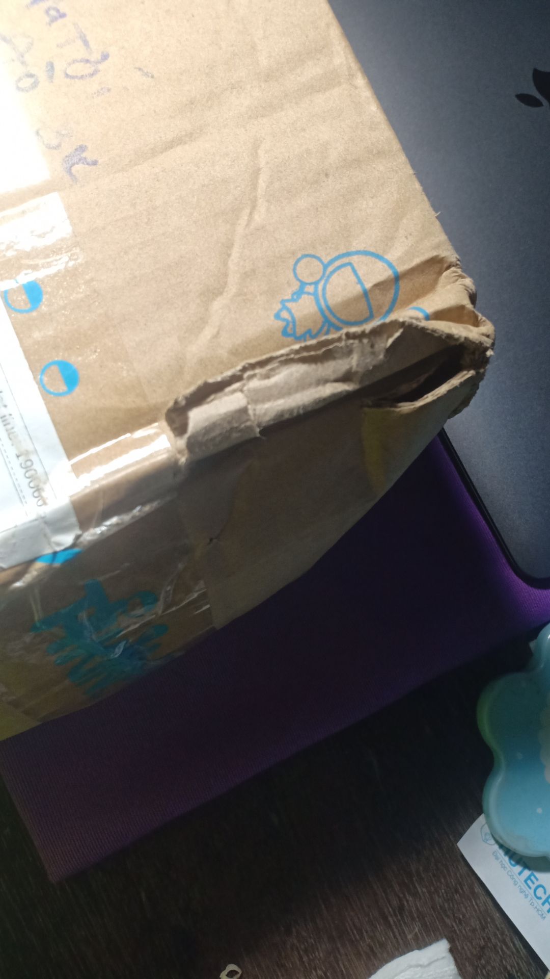 Nhìn cái hộp thì chắc mn cũng hiểu được sách bên trong như nào rồi. Mấy lần trước giao nhanh không đến mức như v. Lần này giao lâu mà te tua quá chừng. Sách thì khỏi nói trầy xước, bụi, cong góc hết trên, không có miếng gì bao bọc lại hết. Có mấy cuốn còn bọc kín thì an toàn thôi. Đa số nhìn y như sách cũ vậy 😢 chưa lần nào mà mình thất vọng như lần này cả.