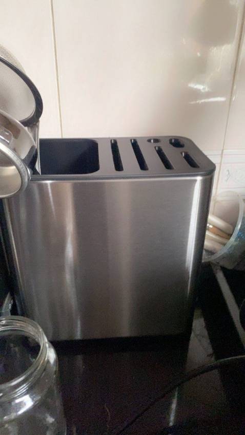 Hàng chính hãng giống với mô tả, nhìn ngoài còn đẹp hơn ảnh nhiều. Thiết kế sáng sảng, bắt mắt, để trong bếp thấy sáng hơn hẳn, inox dày dặn chắc chắn, k có mùi nhựa nồng như các loại khác. Đóng hàng cẩn thận, nhận hàng thấy đóng kỹ là thấy vui rùi, khe để đồ khô thoáng, khá dễ vệ sinh. Mình mua mấy mẫu liền, nào lạ hộp vuông hộp chữ nhật các kiểu