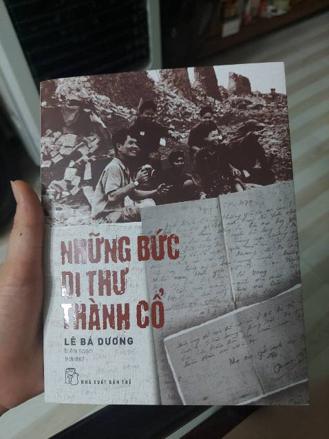 Sách ý nghĩa lắm nha, phục chế lại những bức thư làm thành sách, đọc thư mà thấy thương lắm luôn