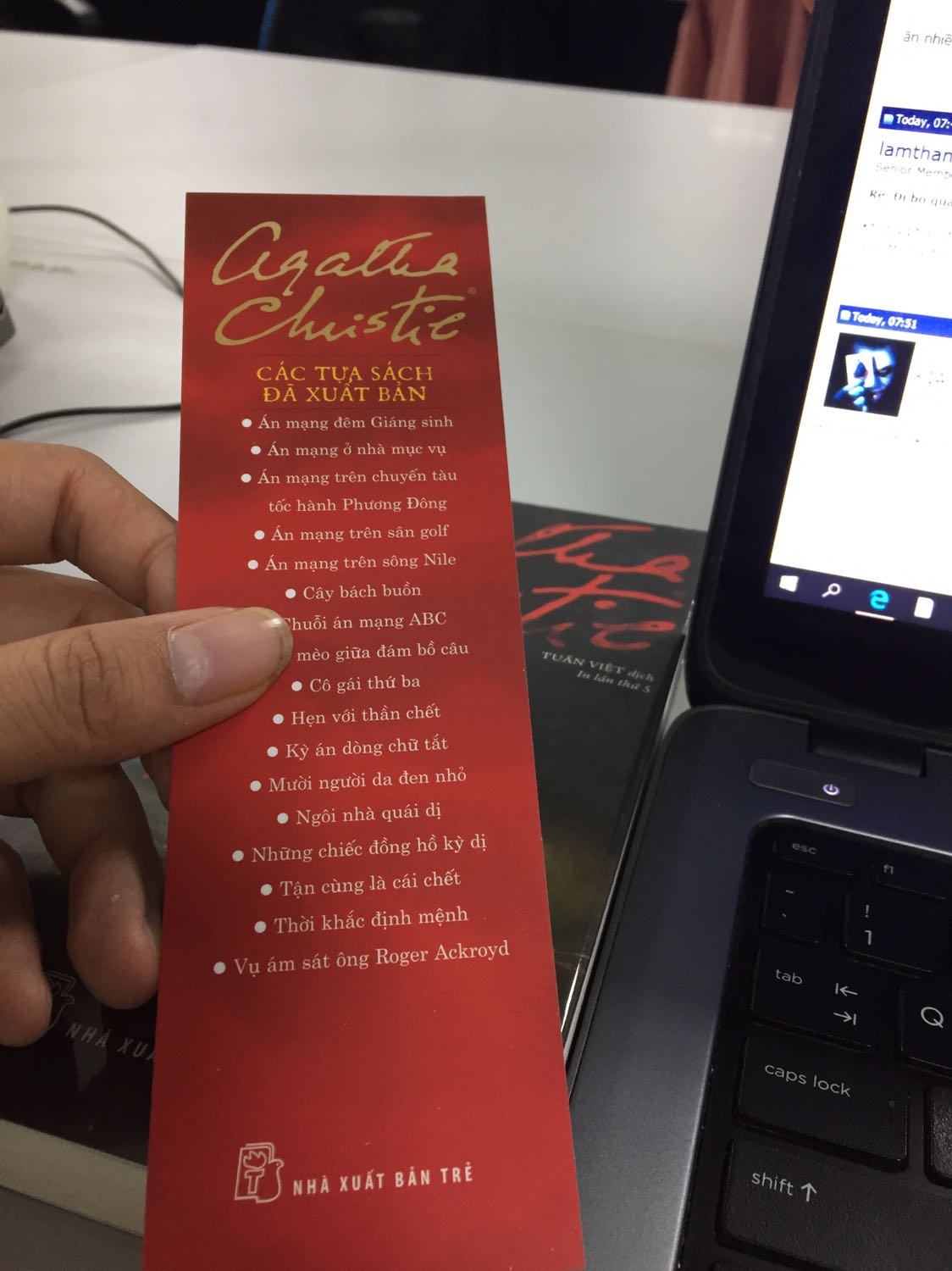Tác phẩm tuyệt vời cho fan trinh thám. Được tặng cả bookmark nữa.