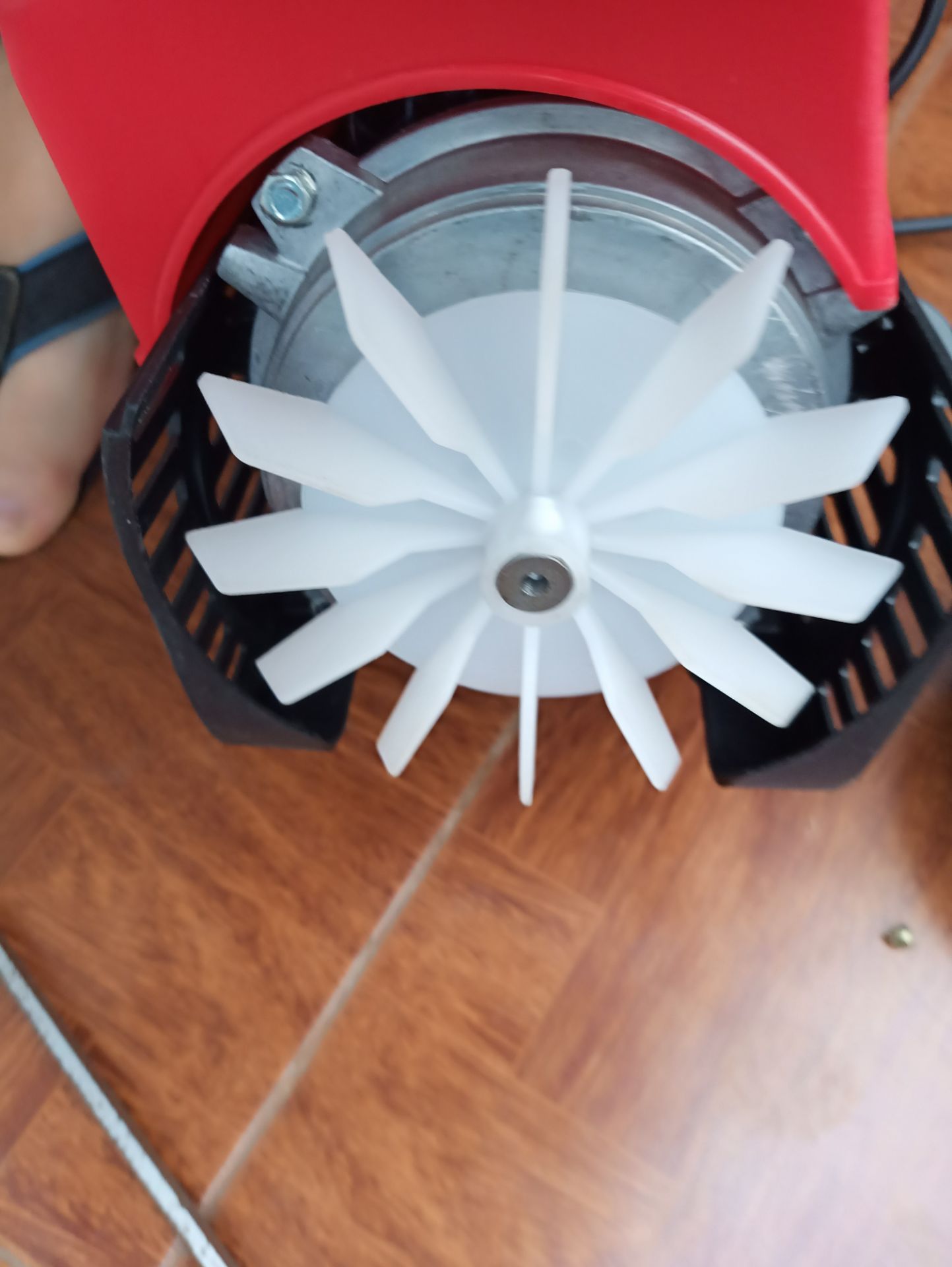 Phụ kiện đầy đủ, đóng thùng xốp mà vẫn bị móp 1 góc chỗ nắp bảo vệ quạt gió. Mình mà không để ý cắm điện vào quay là gãy hết cánh quạt rồi. Mình phải tháo ra gò lại, nhìn hơi xấu. Máy hoạt động tốt, độ ồn ổn, lực xịt mạnh. Độ bền thì xài 1 thời gian mới biết.