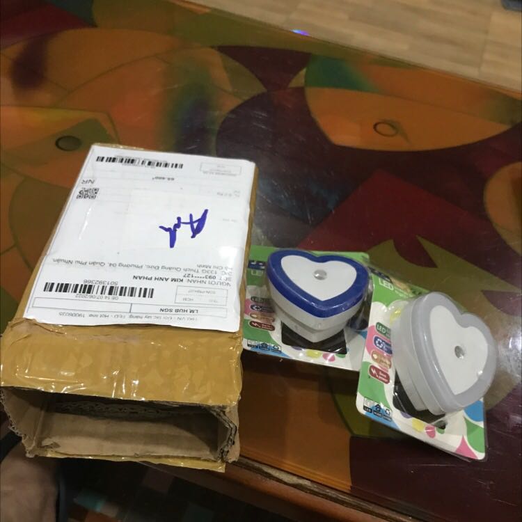 Mua 2combo đèn ngủ cảm ứng vuông  xám trắng mà giao 1 combo đèn trái tim tôi không hiểu