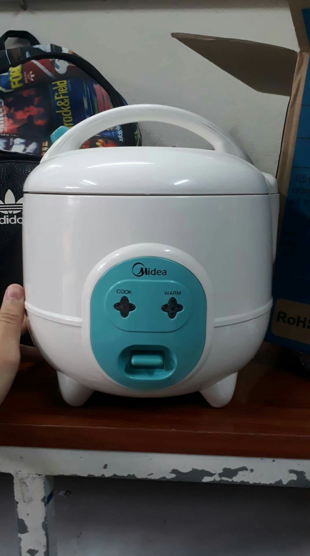 nắp hơi hở ( như hình ) nhưng nồi nhỏ gọn, xinh xắn và ruột nồi dày.
có đủ cả hấp , muôi. Khoảng 30p thì cơm chín mà ko cần bật 2 lần.
m ms dùng nên tậm đánh giá là oke. 
cảm ơn shop