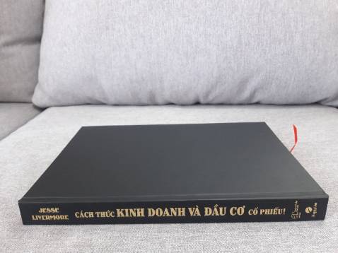 Vừa rồi mình có mua cuốn sách này trên Tiki, nhưng do bên vận chuyển làm góc cuốn sách bị gãy 1 xíu, mình cảm thấy không thoải mái nên đã nhắn tin trực tiếp cho Shop. Sau khi Shop nhận phản ánh của mình thì đã chủ động đổi cuốn khác cho mình. Thái độ và cách làm việc rất lịch sự và chuyên nghiệp. 
Cuốn mới bên Shop gửi lại mình rất đẹp như hình mình chụp.
Cảm ơn!