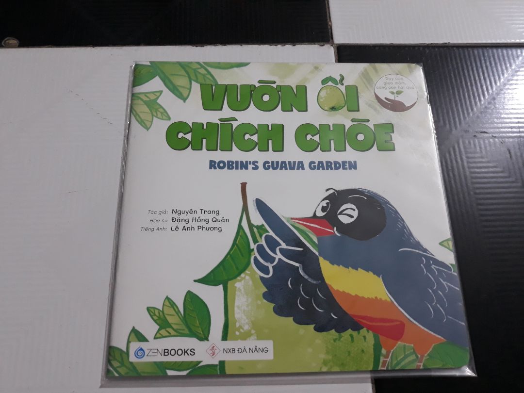 - Ngôn từ đẹp, đơn giản, có vần điệu theo thể thơ 5 chữ, có song ngữ.
- Hình thức đẹp, nét vẽ dễ thương, chất liệu sách dày.
- Nội dung ý nghĩa, đan xen việc giáo dục trẻ biết chia sẻ, biết chăm chỉ lao động để có thể tạo cái ăn, biết sự khó khăn của việc gieo trồng, biết những điều kiện để gieo trồng thành công,..., các nhân vật gần gũi với người Việt.
Nên mua cho các em thiếu nhi❣