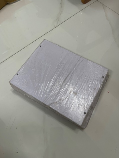 Gỗ CN, sơn bị tróc, giao ko đúng màu, hình kệ quảng cáo sp thì có 6 miếng để lắp ghép.Thực tế giao có 5 miếng sao lắp dc?. Ko có giấy hướng dẫn lắp. Để nghị shop giao thêm 01 miếng nữa gắp