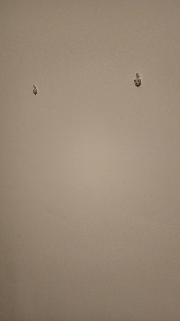 Giao nhanh, đầy đủ. Có điều cái móc này yếu lắm, đóng đinh, cái thì bị quẹo chân đinh, cái thì bị gãy móc trắng trên. Lúc có kinh nghiệm rồi thì đóng được, treo vững, chưa bị rơi.