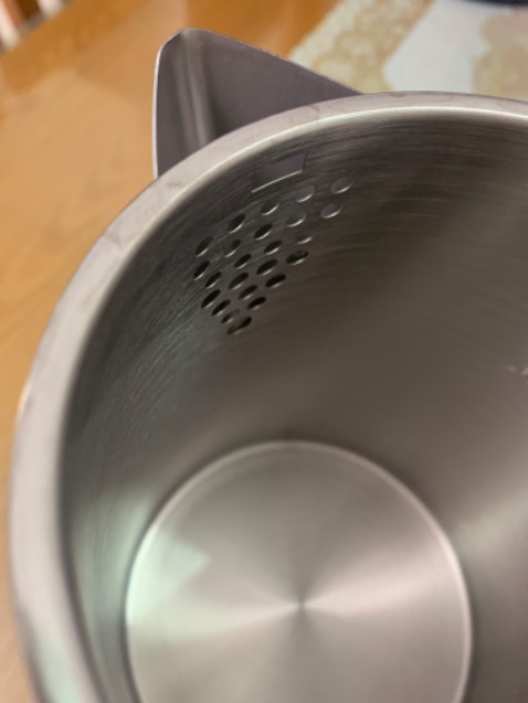 Ấm nước xịn sò, cầm chắc tay, sôi nhanh, có chế độ giữ nhiệt. mua tặng cho đứa bạn vào nhà mới nó khen quá trời. giao hàng nhanh vừa lúc luôn. Shop hỗ trợ rất nhiệt tình. sp bảo hành 24 tháng chính hãng. cảm ơn shop nhiều nhé