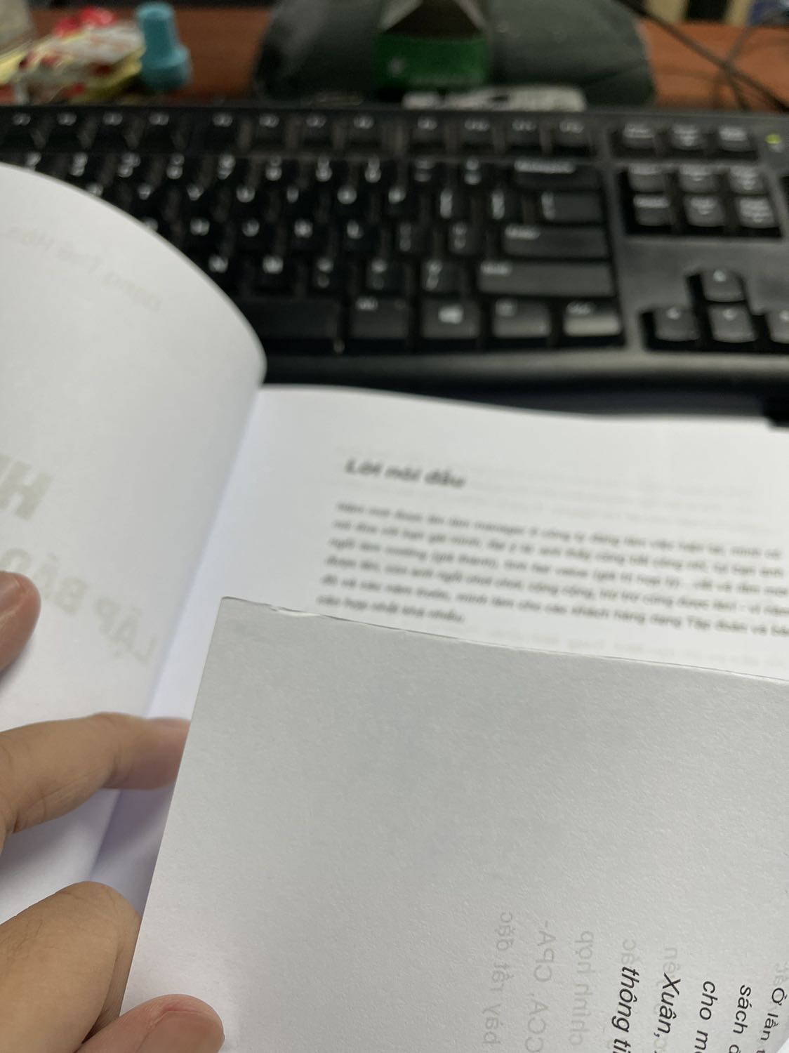 Sách giao đúng hẹn, tuy nhiên bị nhiều lỗi:
- giấy khá mỏng
- nhiều trang có vệt nước khô (mới giao vừa mở ra đã thấy)
- trang giấy cắt ko đều, lởm chởm
- nhiều trang còn dính, chưa cắt hết
Nói chung là không hài lòng, sách khá đắt ko giảm giá chút nào so với giá bìa. Bạn nào mua nên cân nhắc