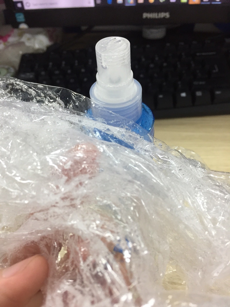 Mình đã đặt mua 1 xịt khoáng. Khi nhận hàng, chai không có nắp, nước tràn ra vỏ bọc nhìn rất kinh. Tem trên chai bị rách 1/4. Check QR code không ra sản phẩm. Mùi nước khá nồng, mình không dám sử dụng. Yêu cầu shop nhận lại hàng và hoàn tiền cho mình!