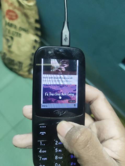 Màn hình cũng ổn
Bàn phím ổn
Vào facebook,youtube ổn,nhưng chưa hổ trợ gọi video call
Trợ lý google chưa hổ trợ tiếng việt,ứng dụng GPS chưa định vị được hay sao á,còn xem bản đồ thì được
Pin sạc 2 tiếng rưỡi nếu chờ sài 2,3 ngày chưa het.
Đang trải nghiệm ạ