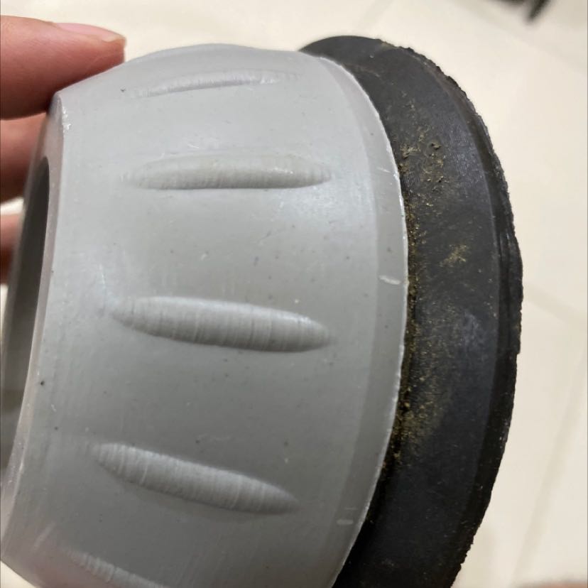 Giao hàng cũ, 4 đế bám đầy đất cát, của người khác xài rồi trả lại. Chất lượng hoàn thiện cực kỳ xấu, tốt nhất đừng mua, tránh xa mấy shop kiểu này