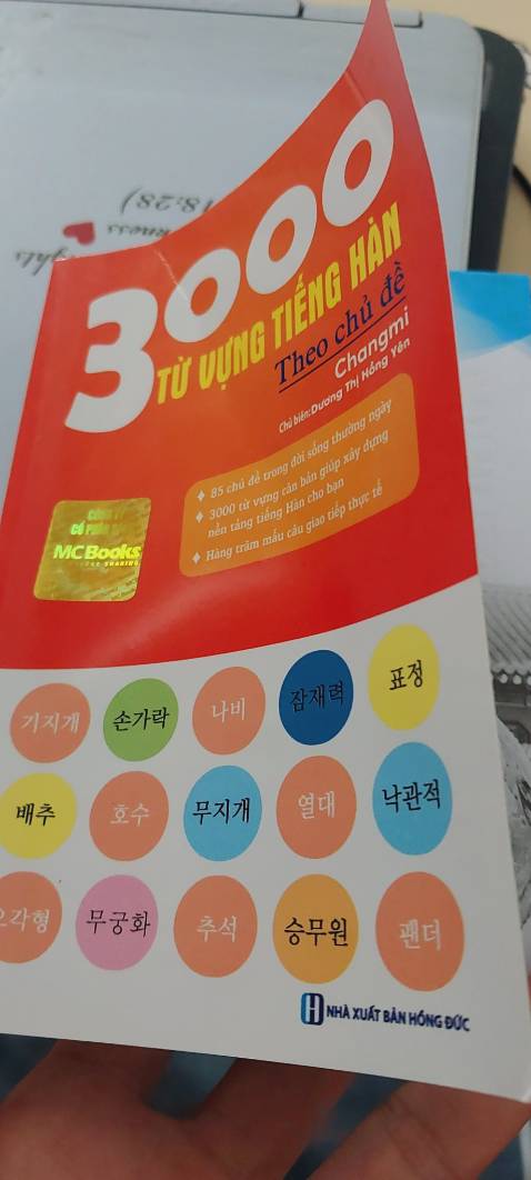 Sách dễ hiểu, tích hợp nhiều từ vựng. Sau từ mới sẽ có đoạn hội thoại nhỏ để vận dụng từ. 10 điểm !!!