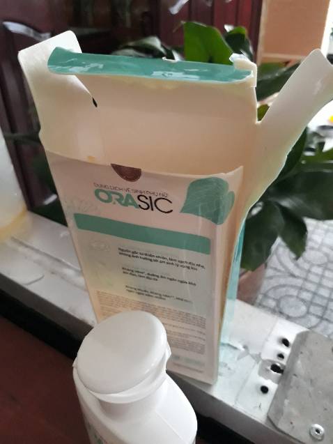 Tôi buồn hết sức, chai dung dịch vệ sinh hằng ngày sao đổ , chảy ra tè le, thấm ra hết cả cái hộp đựng chai dung dịch😭.Tôi cám ơn Công ty đã gởi tôi chai mới.Trân trọng
