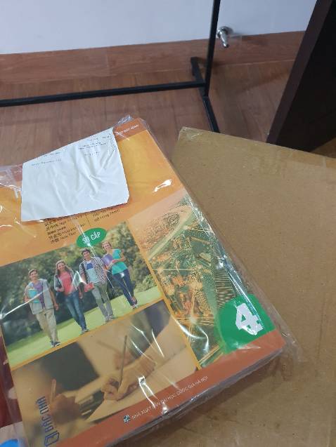 Sách mới đẹp
Nhưng nhiều trang bị lỗi dính trang khá xấu
Bọc sách cũng sơ sài, chỉ có 1 túi nilon, cũng may sách không quăn góc 
Nên khắc phụ với xưởng in lỗi dính trang này gây giảm giá trị sách