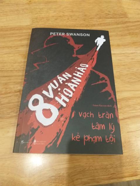 Bìa sách đẹp đúng kiểu trinh thám, nhg nd thì khác so vs tưởng tg của e :') E cứ nghĩ nó sẽ như cuốn
"tâm lý học tội phạm-..." của Diệp Hồng Vũ í ạ ( kiểu từng vụ án khác bt k liên quan j đến nhau) E hơi thất vọng nhg cũng dần hi vọng trở lại khi bđ đọc nó :)) Hay kinh khủng, nó k phải kiểu như trên nhg mà nó gt thêm cho mình nhiều cuốn trinh thám khác mà có thể thể mn ch bt đến :)) Nói chung là đáng tiền nha :))