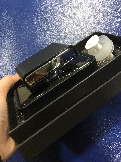 Nước hoa khá thơm , mùi cafe dịu ngọt đối với người say xe như mình . Gửi shop 5 sao nhé