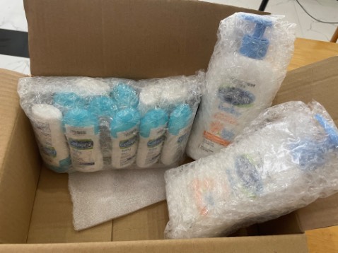 Đặt trên trang chính hãng nên cũng khá yên tâm về chất lượng. Shop đóng gói kỹ, mở ra nghe mùi thơm thoang thoảng rất ưng. Săn sale đc giá rẻ lại còn kèm quà tặng. Chỉ có điều vận chuyển hơi lâu, đặt hôm 11/11 mà nay mới nhận đc hàng.