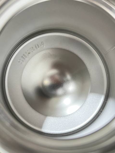 Sản phẩm chắc chắn, màu sắc đẹp, chưa sử dụng nên không biết như thế nào. Tuy nhiên có chế độ bảo hành 6 tháng.
Tuy nhiên trong lòng sản phẩm có vết ố giống như bị ghỉ sắt. Mong Tiki trading hỗ trợ để đổi lại sản phẩm khác ạ. Mình dùng cho trẻ em nên cần an toàn đảm bảo ạ.