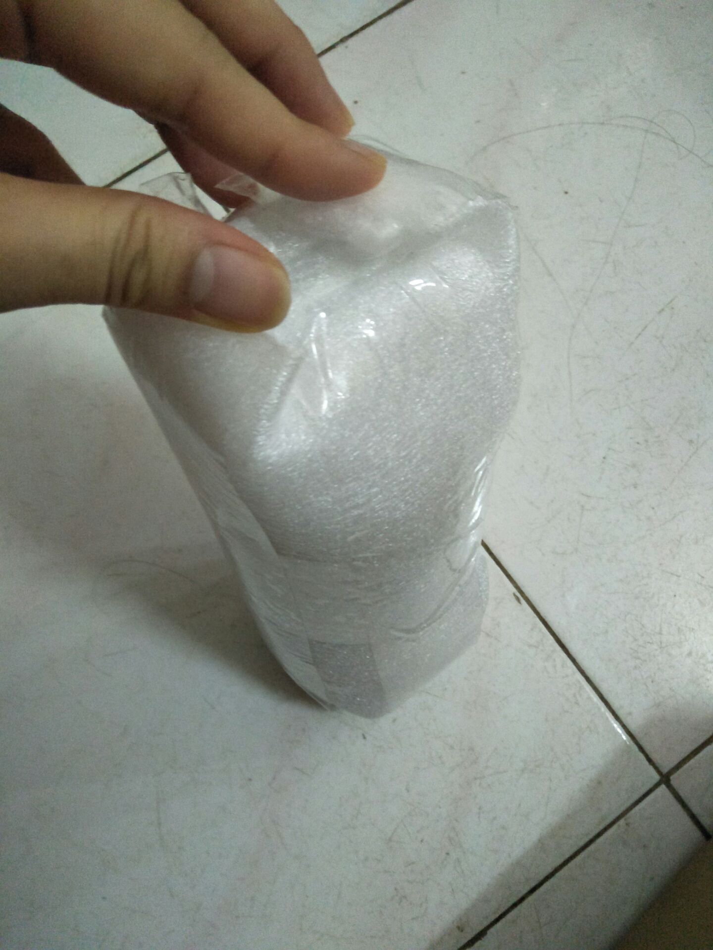 tiki giao hàng nhanh chóng,  bọc cẩn thận quá ^^, nhìn hộp ngoài to quá thấy lạ: cái chai có chưa đến 500ml mà!. Khui ra thì bên trong có bn miếng xốp trắng,  còn cái hộp bọc sp thì thọt lỏn ?
Thấy mùi giấm cũng bth mà sao nhiều người feedback là khó chịu nhỉ ( đây là mùi đặc trưng của quả lên men,  giống với mùi sấu ngâm khi không đường ?)