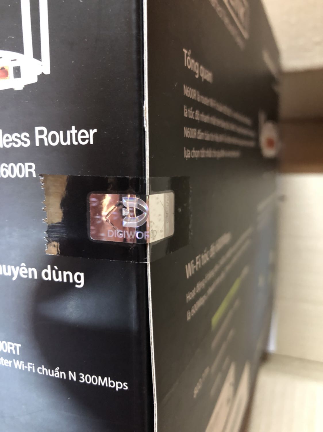 Tưởng nhận hàng sau ngày lễ 30/4 mà đã nhận hàng ngày 28/4 trước ngày lễ. Tiki giao nhanh quá và chuyên nghiệp hơn. Tiki đã bọc lại rất kỹ nên ko trầy gì, hộp dựng router Toto Link N600r có niêm phong tem chống giả, tuy nhiên tem bảo hành trong máy có dấu hiệu bung rách do dán chỗ dễ bị bung nên chỉ sợ máy sau này có vấn đề gì làm sao bảo hành được? Còn mở Router thì vô mạng nhanh, nhưng mọi người muốn mua router này thì cần nhớ là router này chỉ có 1 đèn led thôi nên rất khó biết có mạng ko? Đèn cổng Lan thì chuyển về phía sau máy nên khó theo dõi khi đặt máy phía trước. Còn kết nối mạng vào modem tuỳ từng máy có lúc vào mạng được, có lúc không. Router này sản xuất tại Việt Nam nên yên tâm. Với giá tiền đó thì sản phẩm tốt vượt mong đợi. Có 1 điều mọi người cần biết tuỳ từng máy có lỗ nhỏ phía sau máy để treo tường. Còn máy đời mới TotoLink A810R thì không có sẵn lỗ treo tường, TP Link 940N cũng không có sẵn lỗ này. Mọi người trước khi mua cần tìm hiểu kỹ các router khác nhau nhé. Cảm ơn Tiki hỗ trợ giao nhanh cho mình.