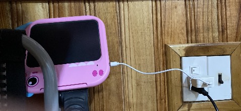 Lúc nhận hàng đã Ko còn pin để thử, ship nói cứ nhận rồi sạc pin là sử dụng dc, nay sạc ko vô pin, shop nói gửi bảo hành, mình mua mới phải dc đổi mới như quảng cáo chứ, shop nói sẽ bảo hành. 
Sau khi phản ánh bên shop đã liên lạc để đổi lại cái mới đang chờ shop đổi cái mới bị lỗi Ko xạc pin dc