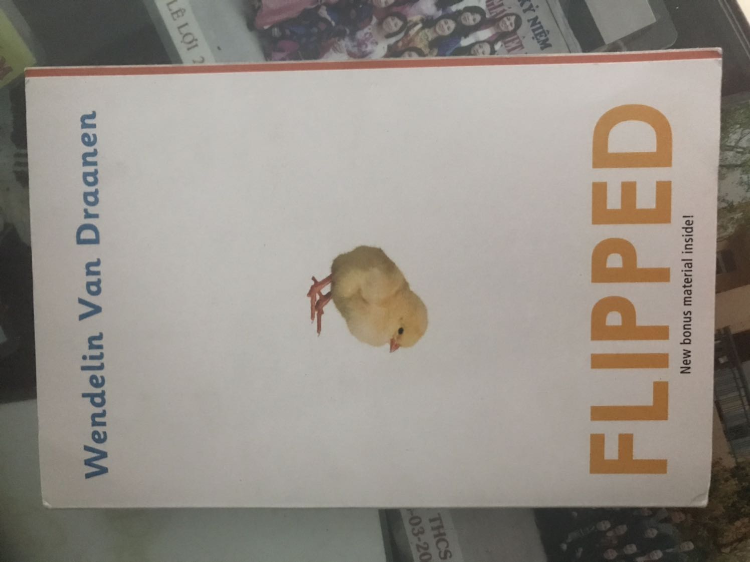 Sách hơi bụi lau được nhưng bìa trước có mấy chỗ bẩn ko lau được, tuy mờ nhưng vẫn hơi thất vọng. Và như thường lệ, thùng hàng móp méo nhiều mà đơn này mình đặt nhiều, Tiki lại ko gói từng quyển mà để thẳng vào thùng giấy chật kín sách như thế nên bị ảnh hưởng đến sách. Quyển này là bị ảnh hưởng nhiều nhất luôn, nhìn mà chán. Mấy lỗi nhỏ khác(đóng gáy ko đều nên có mấy tờ thòi ra so với phần còn lại; bìa trước ngắn) thì là do bên sản xuất mà gần như quyển nào cũng vậy nên đành chấp nhận thôi. Nội dung thì chất lượng khỏi bàn rồi, xem phim nghiện quá mà 3 năm rồi mới biết trên Tiki có bán nên phải tậu về luôn. Giấy hình như là giấy tái chế nên lại thêm điểm cộng, mà giấy tái chế nhưng chất lượng cực tốt, nhìn dịu mắt chứ ko tối như loại khác. Lại gặp anh shipper thân thiện hôm qua, hôm qua ko biết đường nên phải ra đầu ngõ lấy mà hôm nay anh ý gọi cứ tưởng lại phải ra thì vừa xuống nhà đã thấy ảnh đứng đấy rồi. Ship cũng rõ nhanh nữa, chuyển từ kho HCM ra Hà Nội mà nhanh hơn dự kiến tận 3 ngày. Nếu là sách khác thì sẽ xí xoá mấy cái kia cho 5 sao nhưng nhưng vì quyển này mình yêu quá nên cho 4 sao thôi.