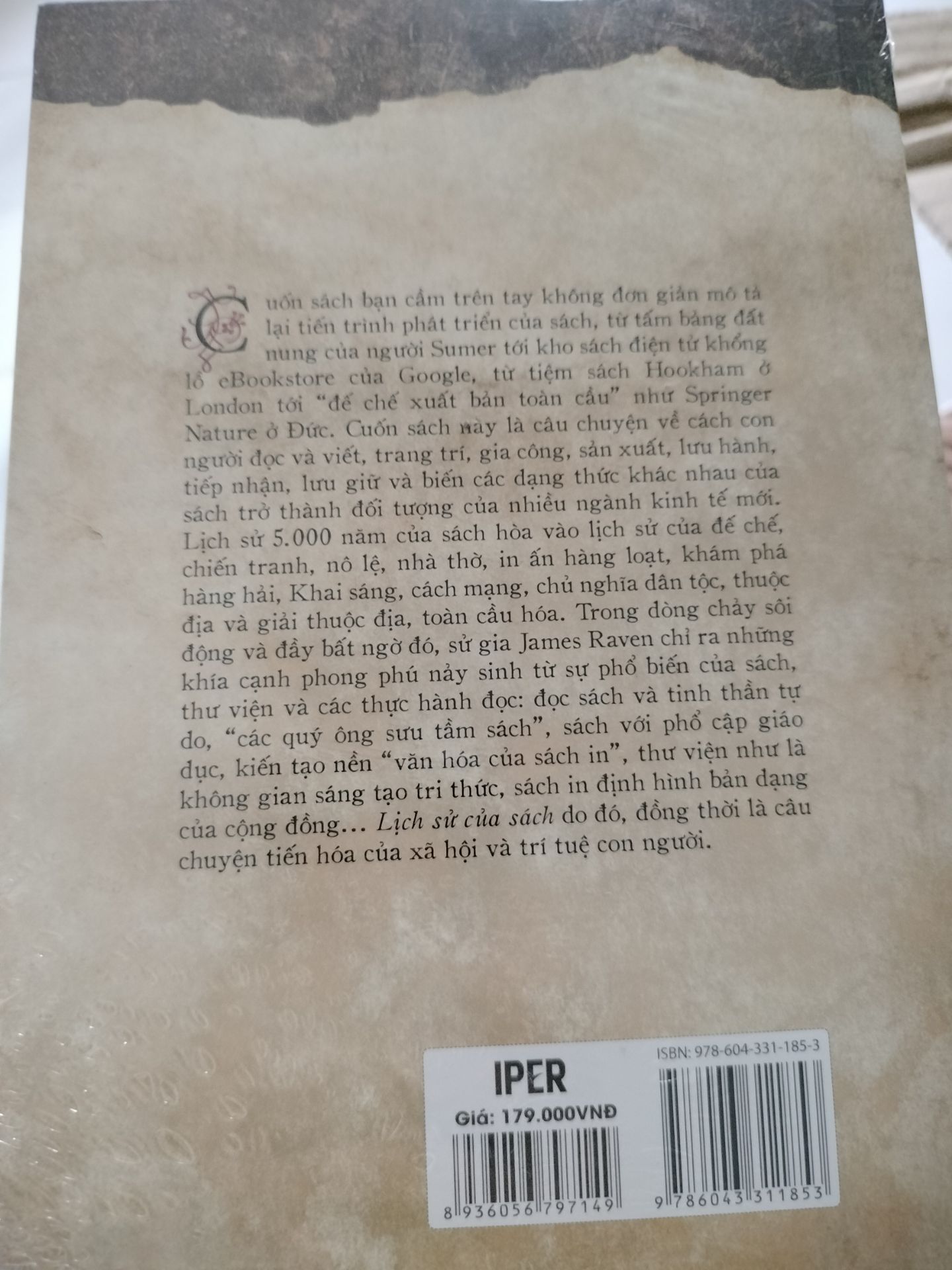 Tiki giao đúng hẹn, hàng về nguyên vẹn. Một cuốn sách viết về sách. Đọc về lịch sử của sách ta biết thêm về sự phát triển của xã hội loài người, đó là cái hay của các sách lịch sử về các chủ đề khác nhau, chúng đều liên đới với nhau và cùng phát triển, cái này gián tiếp phản ánh cái kia. Tóm lại, là một quyển sách đáng đọc cho các bạn muốn tìm hiểu thêm về những quyển sách chúng ta đang cầm trên tay và hành trình chúng đã trải qua để được như bây giờ.