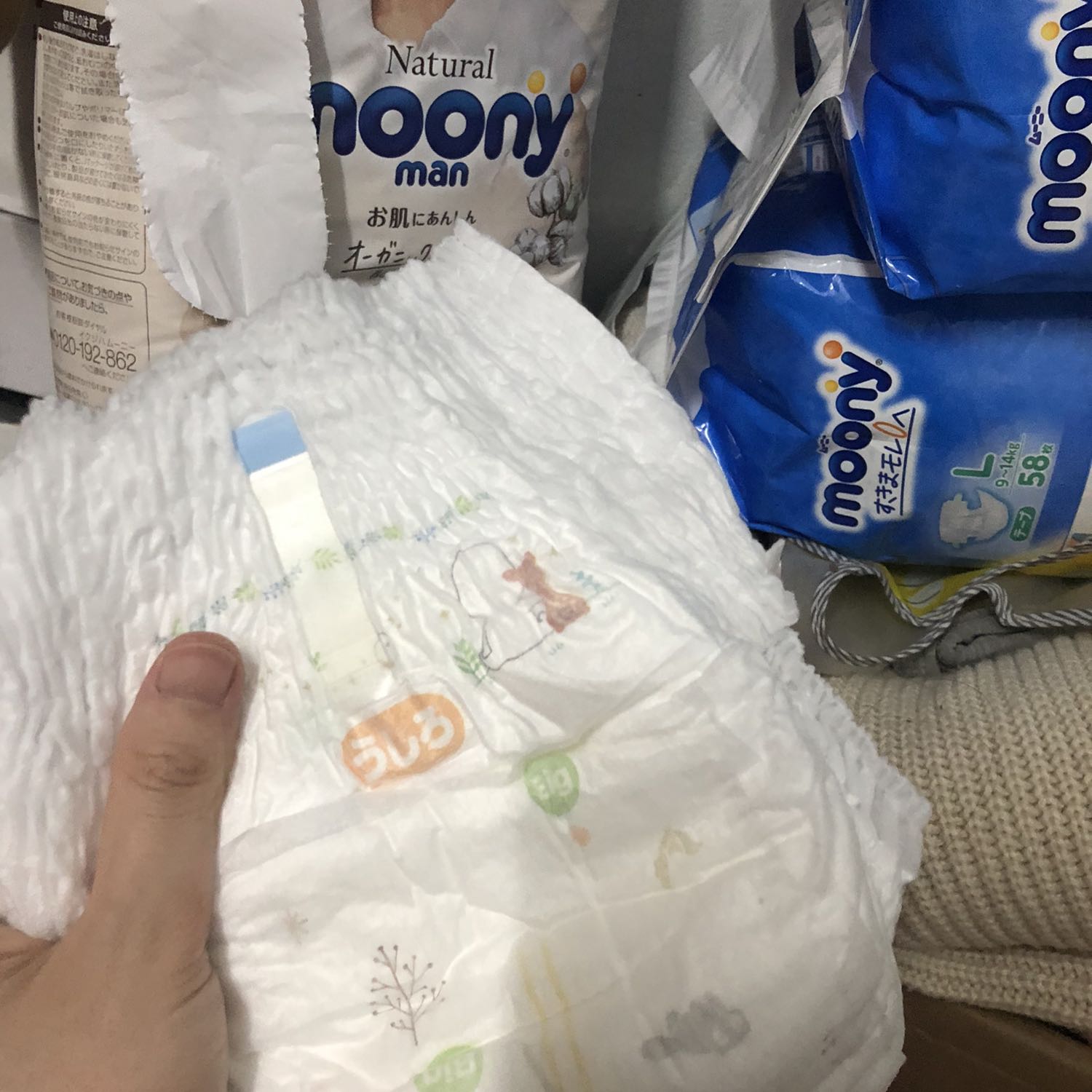 Bỉm moony vẫn rất ưng. 
Mình mua size lớn hơn 1 xíu nhưng phù hợp dùng đêm vì bé tè nhiều sợ tràn bỉm.
Mình mua giữa tháng 3/22, bỉm sản xuất tháng 1/22. 
Ship siêu nhanh, trước ngày hẹn.