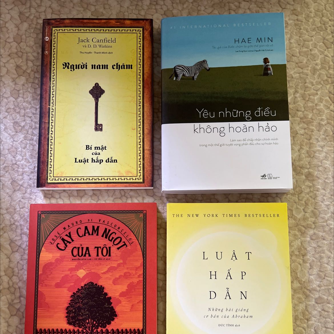 Sách chất lượng nhưng mình xem nhận xét của mọi người thì thấy được bọc kiếng, quấn xốp và đóng gói kĩ càng nhưng khi mình nhận lại k được bọc kiếng và đóng gói méo mó và bị hở bên trong không che chắn gì nên sách hơi bụi nên hơi buồn. Tuy nhiên chất lượng sách vẫn ok mong shop lần sau bọc kiếng và đóng gói cẩn thận hơn hộ mình nhé
