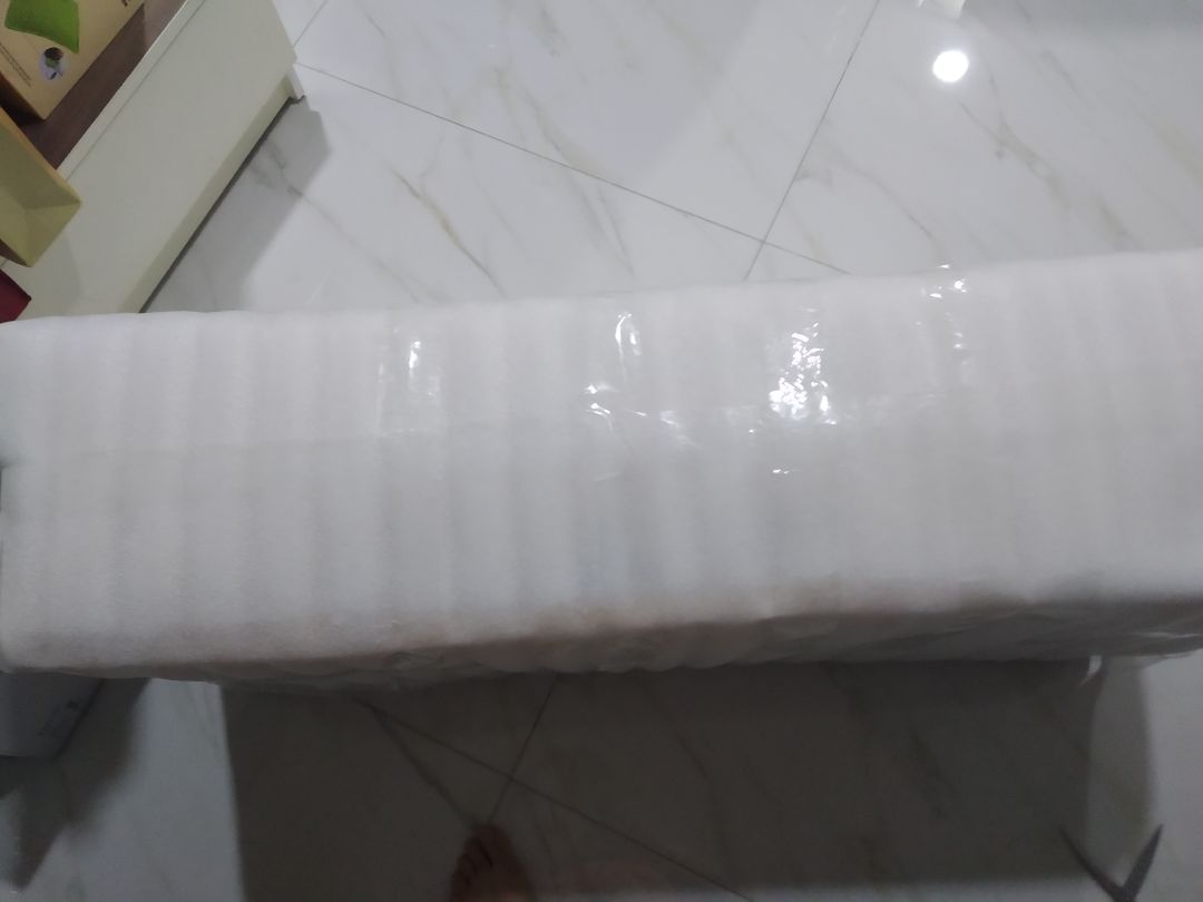 Hàng giao nhanh, bao bì ngoài cẩn thận nhưng bao bì đóng gói quạt thì rách. Nhưng may mắn quạt không bị xước và vỡ, tạm ổn