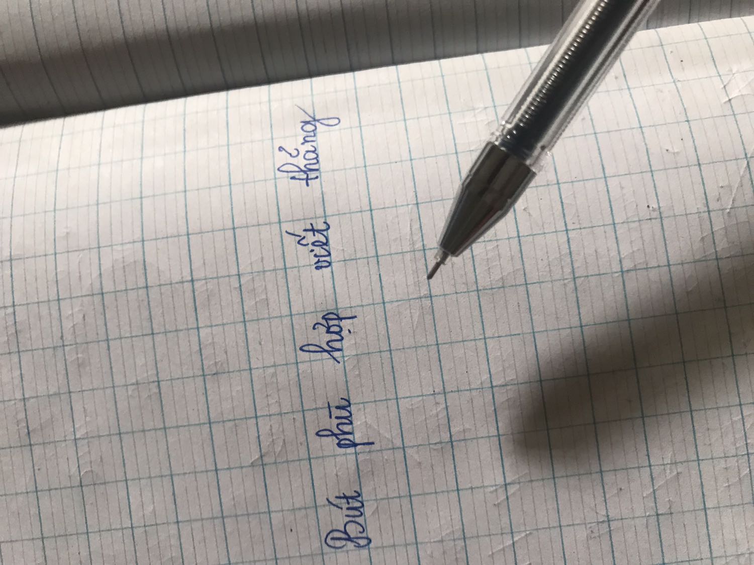 Màu mực ổn, tuy nhiên mình cứ có cảm giác nó không được mượt khi viết nghiêng và ngoáy nhanh. Với fahasa giao cho mình 1 cây k có nắp bút huhu