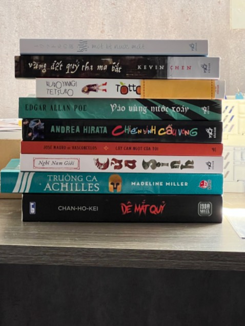 Đặt sách ở tiki thì ko lo về đóng gói sách chỉnh chu rồi. Tất cả đều mới và bookmark vs phụ lục đều đẹp xỉu nhé, sách hơi dài nên mình để tủ lớn. Phần nội dung được booktok giới thiệu quá trời hay nên mình mong chờ. Mình có phần khó tính vs cũng ko hay đọc tình cảm nên thấy phần nd ổn áp. Đúng là câu từ rất thơ và cách xây dựng vô cùng hợp lý trong bối cảnh Hy Lạp cổ đại. Mình đánh giá là 4,5/5 nhe
* mà hình như tiki ko đăng vd đc ạ 😅🥹 định đăng vd unbox mà ko bao giờ đc