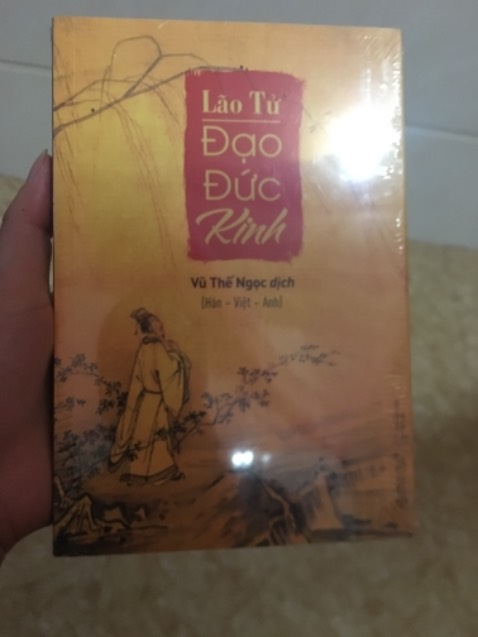 Sách Thánh Hiền nên khó đọc nhg rất trân trọng. Nội dung sách hay nhg mình nghĩ không cần thêm phần Tiếng Anh mà thay phần đó bằng lời giảng giải rõ ràng của tác giả hơn. Vì học Tiếng Anh sẽ học theo cách khác. Còn sách Thánh Hiền đọc chủ yếu để hiểu và biết rõ hơn về lời dạy của Thánh nhân về nhân sinh quan và cuộc sống. Thanks