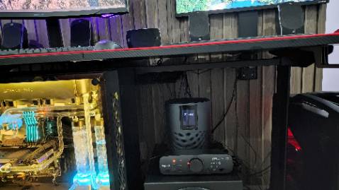 Sản phẩm Tiki giao tới nhà không chê vào đâu được, rất mới chuẩn đủ nguyên seal. 
Chất lượng âm thanh Z906 không được rõ chi tiết và sống động như Z5500, vì ở nhà cũng có con Z5500 chỉ bị hư mỗi cái Control center. 
Con Z5500 này trước ở nhà kết hợp với hai máy tính có hai con card âm thanh đỉnh cao thời trước và nay là: Creative sound blaster x-fi titanium fatal1ty champion series và Creative Blaster AE-9 cho ra chất lượng âm thanh vô đối nghe không biết chán. 
Mua con Z906 mới này mở lên nghe quá thất vọng tôi thay toàn bộ củ loa của nó bằng 5 củ loa Z5500 và nhận được điều bất ngờ chất âm thanh của nó vẫn như ngày nào, và con tim đã vui trở lại. Rất mong hãng Logitech cho sản xuất lại huyền thoại Z5500 hoặc loại cao cấp hơn, vì tất cả các loa sau này mà hãng sản xuất ra chất âm không thể đỉnh như Z5500 trong cả nghe nhạc lẫn chơi game xem phim