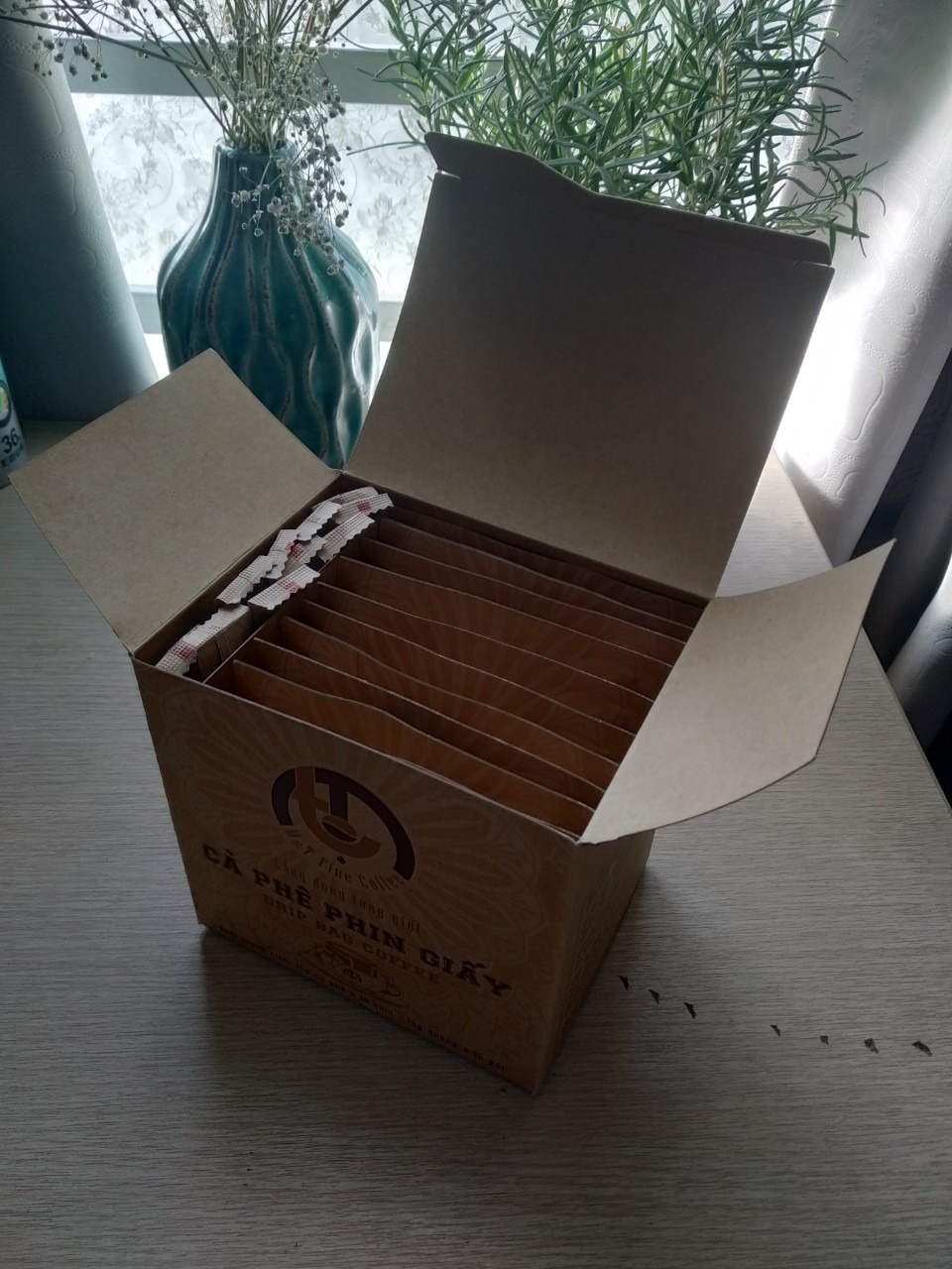 Tiki đóng gói cẩn thận, giao hàng nhanh. Sản phẩm bao bì đẹp, thông tin sản phẩm và hướng dẫn cách sử dụng rõ ràng. Đã uống cà phê có hương vị tự nhiên  đúng chất rang mộc, đúng gu cà phê của mình thích uống. 
Cảm ơn Tiki, cảm ơn M&T Fine Coffee!