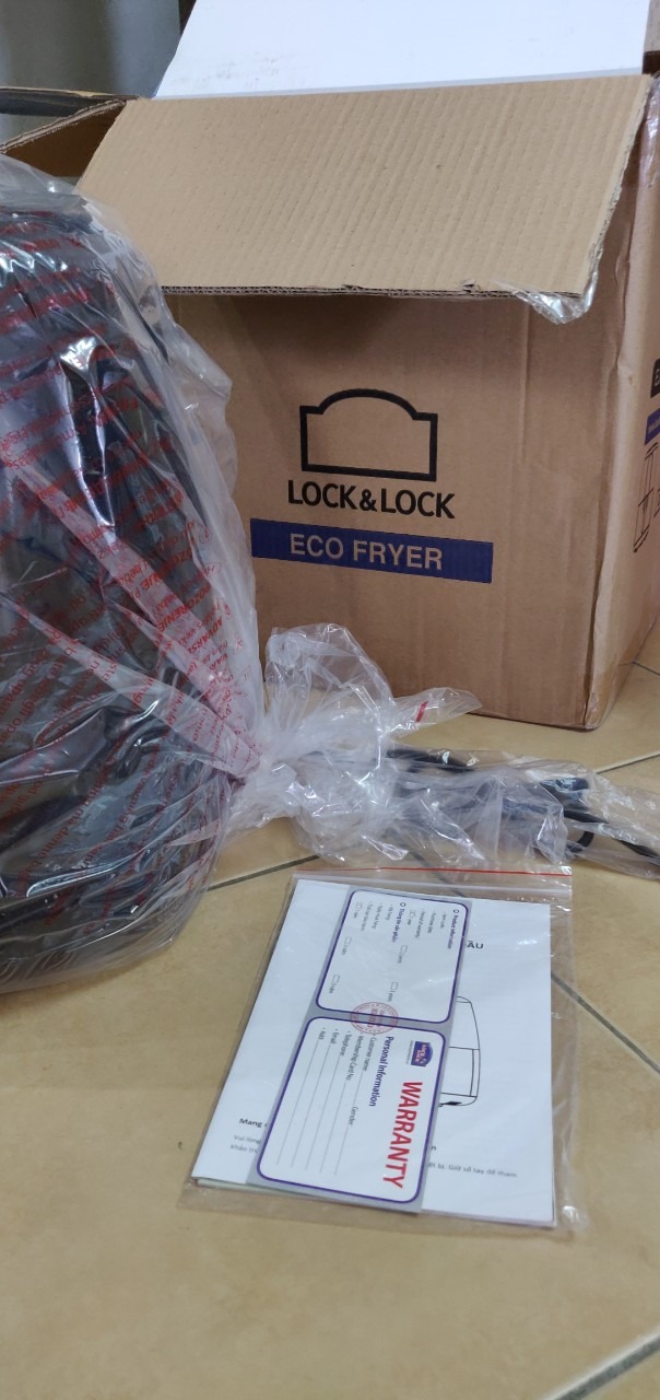 Máy được Tiki đóng gói cẩn thận, mẫu mã đẹp, đã chiên thử dĩa đậu hủ ăn rất ngon (để nhiệt độ 200, thời gian 15ph).
Thể tích 5.2L nên hơi to, lúc chiên thì có ngửi thấy mùi nhựa như một số bạn nhận xét nhưng sau đó vẫn dùng ổn.
Bé ở nhà thích ăn đồ chiên dòn nên sắm về sử dụng lâu dài.