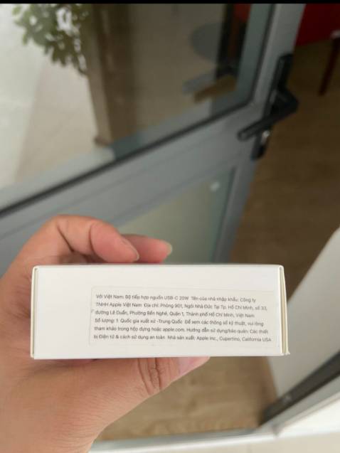 Sạc chuẩn auth nguyên seal phân phối chính hãng bởi FPT, giao hàng nhanh đặt hôm qua hôm nay có. Mua rẻ hơn ở các siêu thị di động, điện máy. Cảm ơn shop.