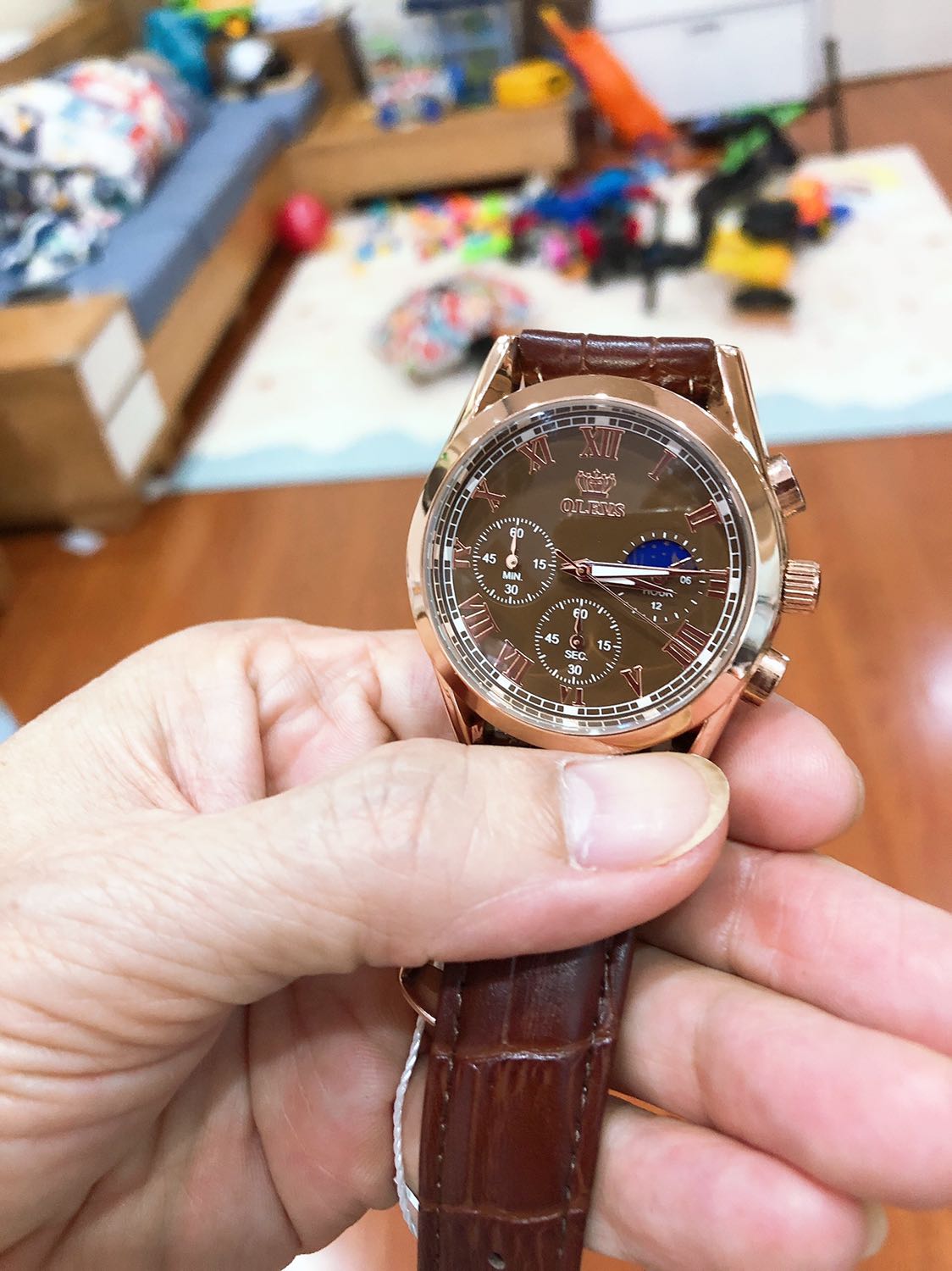 Hàng đẹp 

Khi đập hộp sản phẩm đúng như mô tả : 
Dây nhẹ không quá cứng, màu nâu sang trọng, ....sau 5 ngày *** thử rửa tay, dính mưa 1 hôm các thứ thì đồng hồ không bị vô nước, máy chạy êm ru, .....có tem mác sách hướng dẫn đầy đủ rất yên tâm, .....giao hàng nhiệt tình mình bận họp không nhận luôn được nhờ người xuống nhận hơi lâu mà giao hàng vẫn nhẹ nhàng, đánh giá 5 sao bạn này......bao bọc sản phẩm kĩ càng, ....rất mong những lần sau mua hàng tiki đều như thế.....