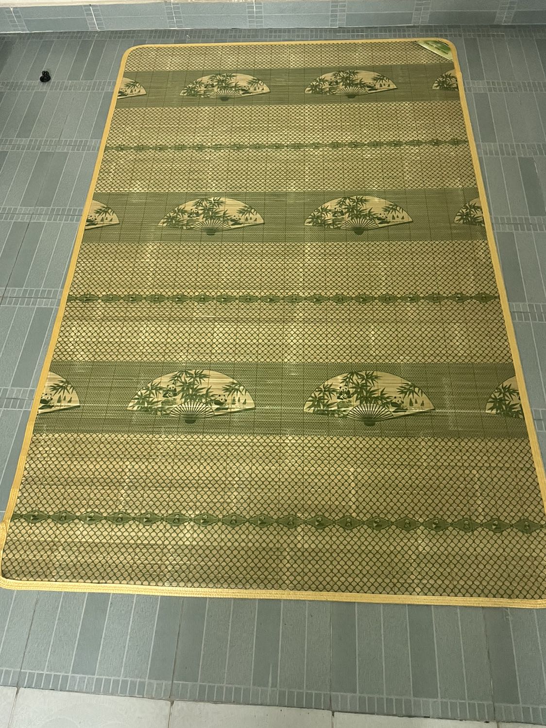 Mình mua chiếu trơn kích thước 1.8m*2m nhưng shop giao chiếu có sợ hoa văn kích thước 1.2m*1.9m. Nhắn tin cho shop mà k thấy shop phản hồi. Vui lòng kiểm tra lại giúp mình. Cám ơn.