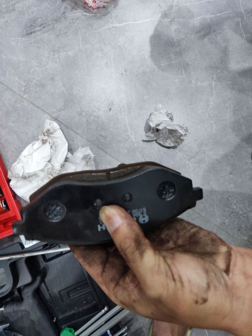 Đầu tiên là thấy hộp hơi cũ , nhưng hàng chuẩn , có cả tem chống hàng giả. Hình dáng hơi khác so với má phanh của xe, nhưng lắp vào vẫn vừa !