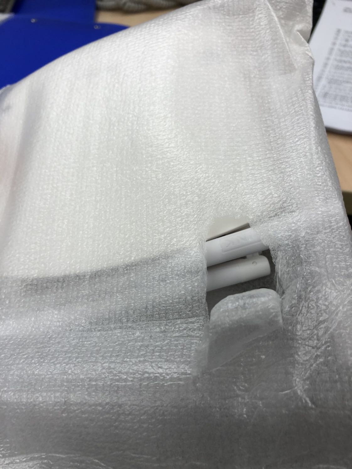 - Hộp rất cũ, không có bọc nilon, bị rách ở hầu hết các góc mép, không có 1 tem dán nào ở bên ngoài.
- Bao bọc máy bị rách, hình thức xấu, gây phản cảm.
- Tờ hướng dẫn bị gấp, nhăn góc