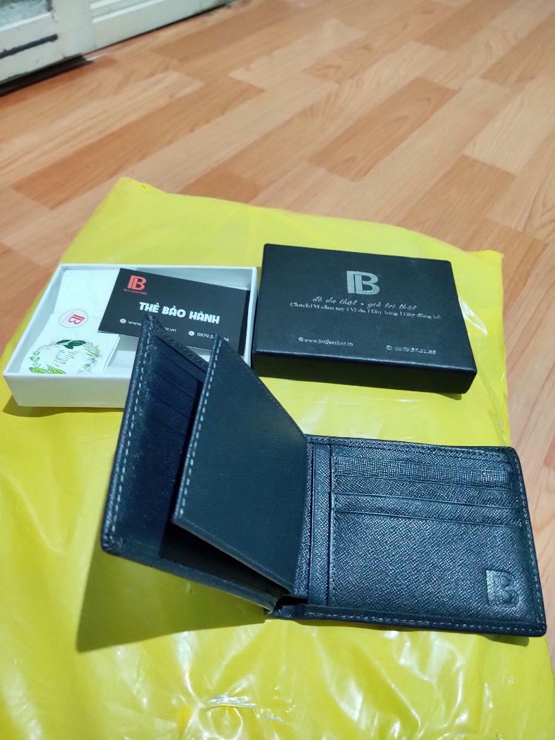 Đóng gói khá kĩ, hàng khá đẹp, dù chưa xài chưa biết chất lượng thế nào nhưng tôi hài lòng với chiếc ví này, Cám ơn Bụi leather!, sẽ tiếp tục mua ủng hộ cửa hàng, có lẽ lần tới tôi sẽ mua một chiếc ví đứng cho có đầy đủ ví ngang ví đứng.