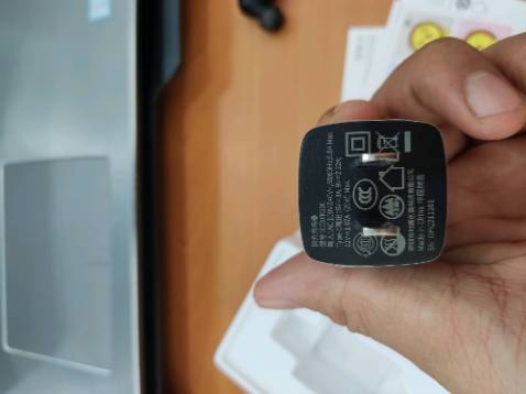 Đóng gói ok. Giao đúng kiện. Có sạc được cho điện thoại Iphone 12. Cũng có chức năng sạc nhanh. Giao hàng hơi lâu. Mong tên tuổi lớn xài ổn đinh.