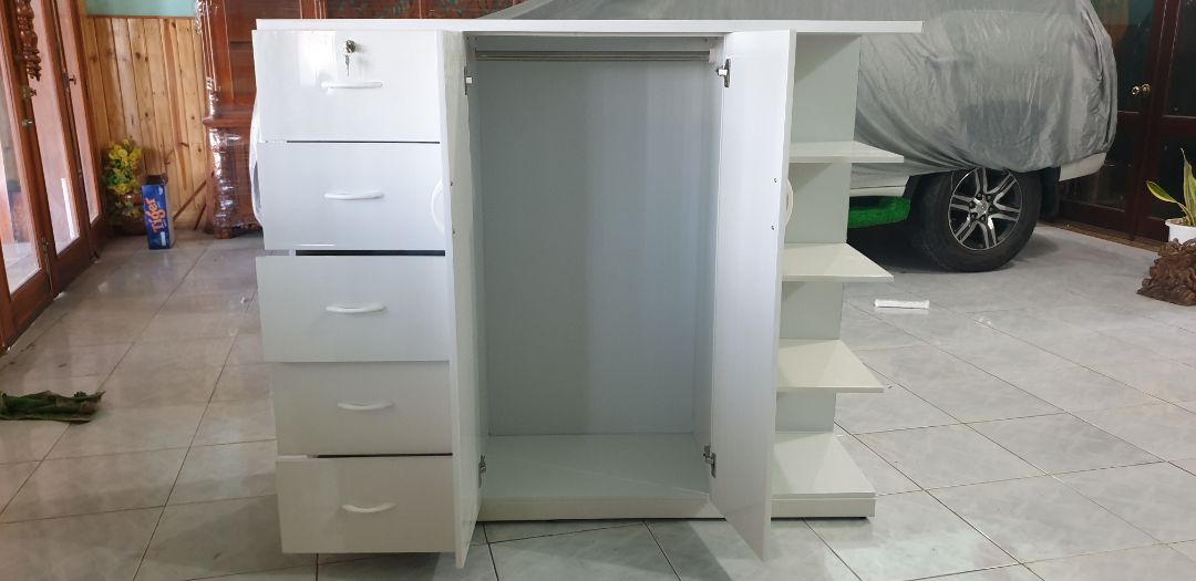 lần đầu tiên mua hàng đánh giá 2 sao, tủ mùi nhựa rất hôi, hàng giao thiếu chi tiết kệ dưới cùng trong ngăn treo đồ