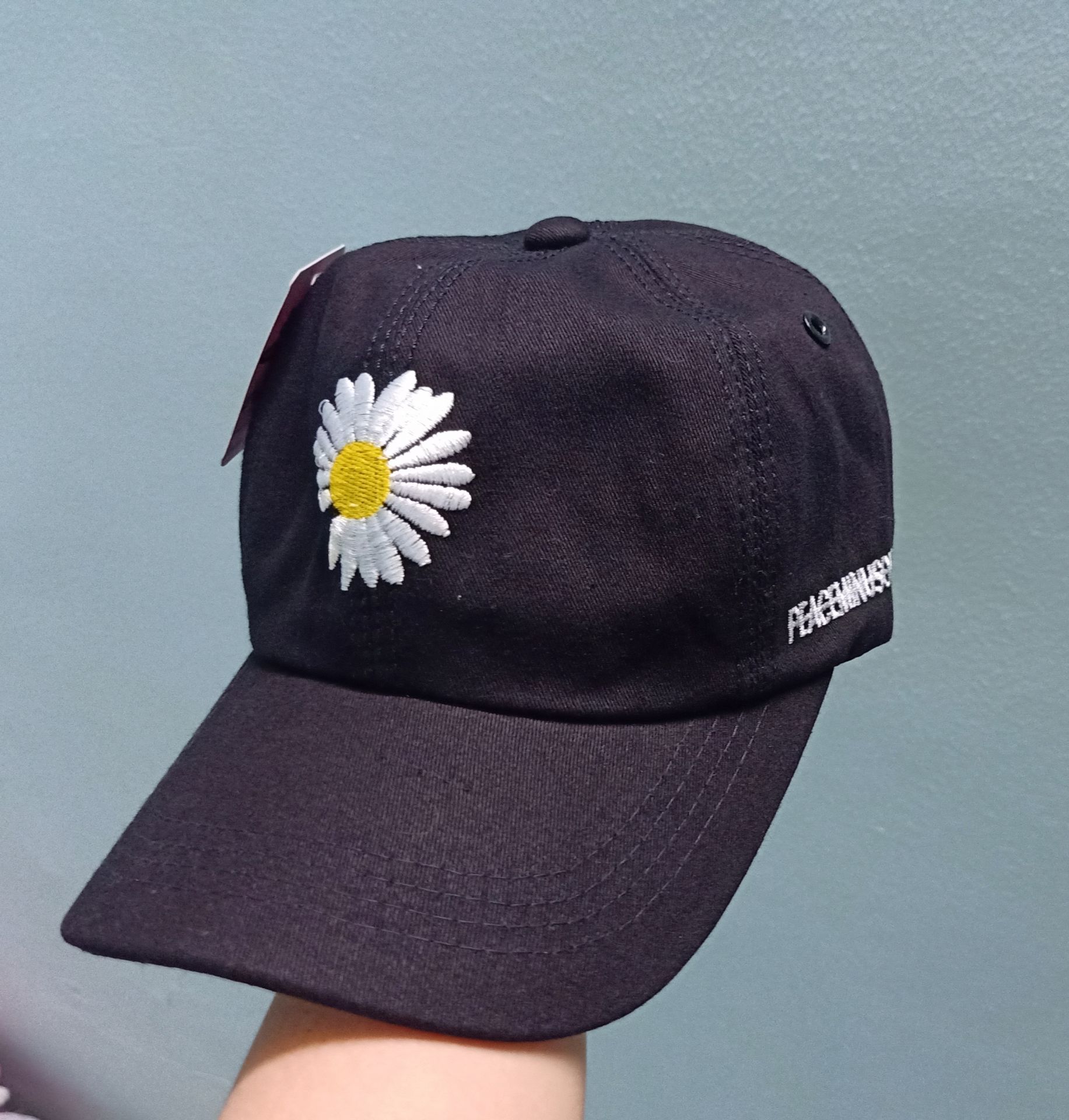 Nón vải dày dặn, chắc chắn