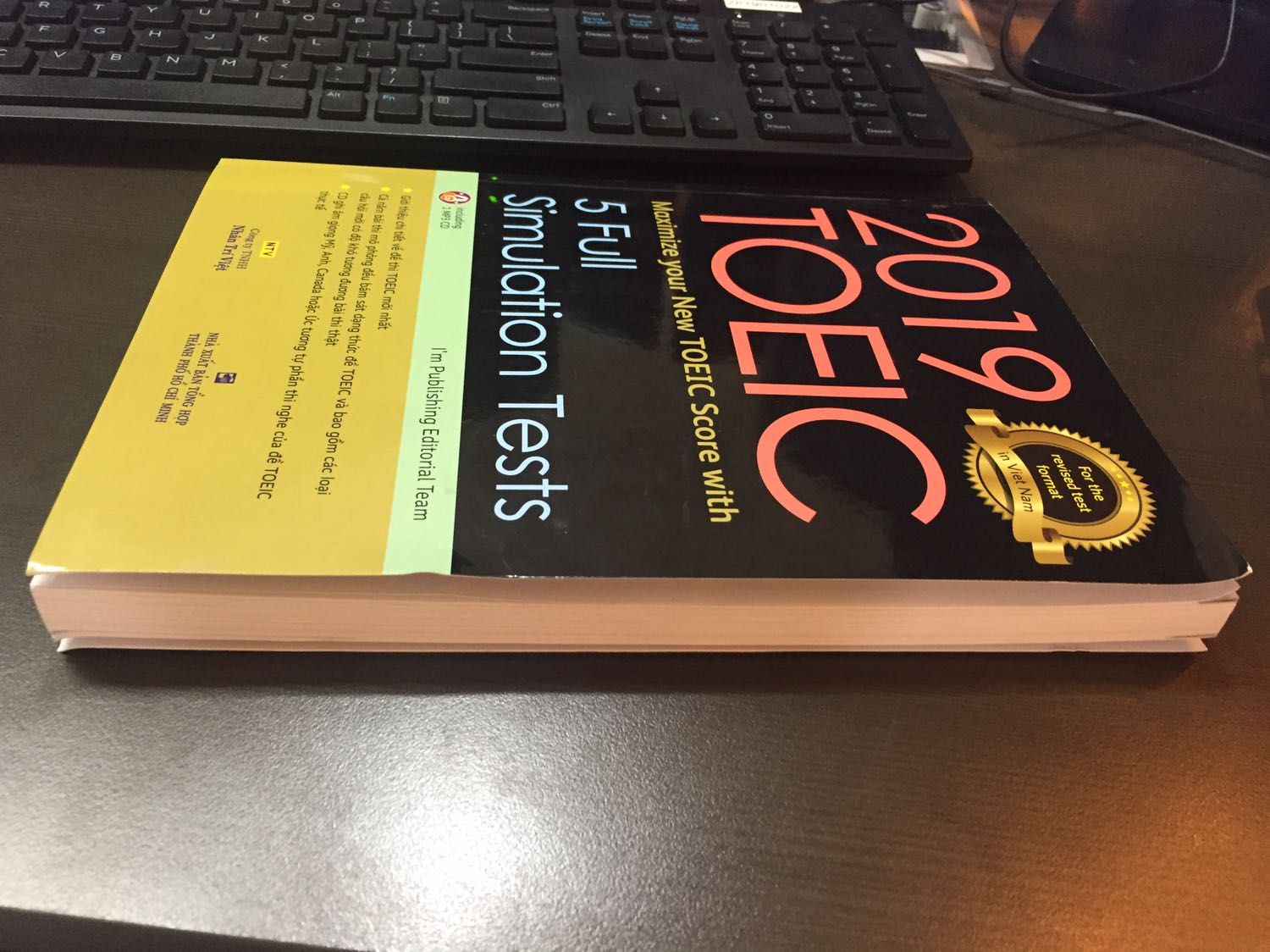 Vân chuyển nhanh, vừa đặt hôm thứ 4 mà trưa thứ 6 đã tới. Tuy nhiên không hài lòng về cách đóng gói. Sách không được bao bì cẩn thận và để vào trong hộp to không vừa size với sách nên bị cong gập góc