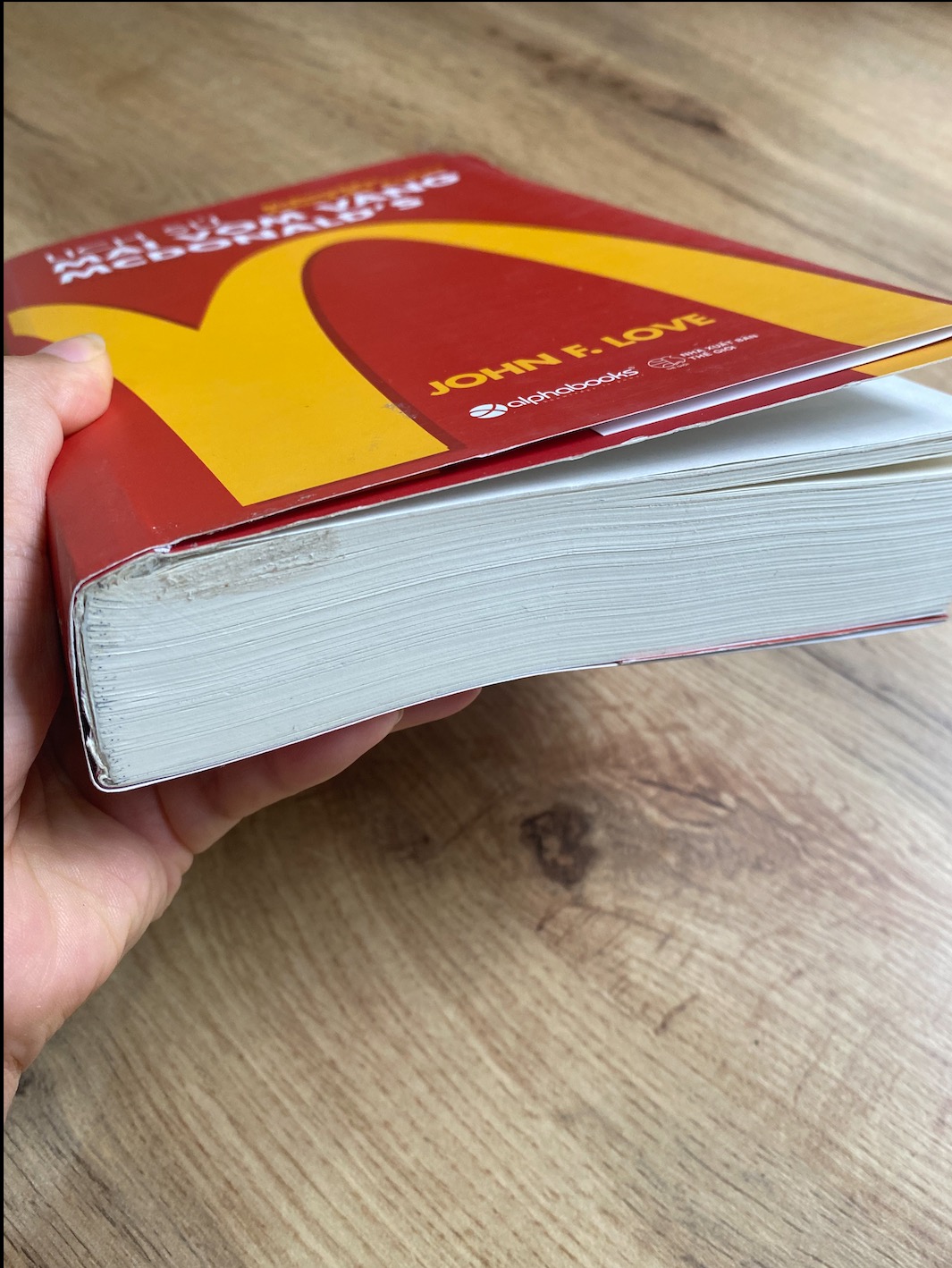 Mình đã mua sách tiki nhiều lần, nhưng riêng cuốn Lịch Sử Mái Vòn Vàng thì không hài lòng,  sách bị lỗi ở gáy sách, bằng cách nào đó, ai đó đã cố dán lại bằng keo và  keo tràn ra các trang còn lại nhìn không được thẩm mỹ cho lắm.