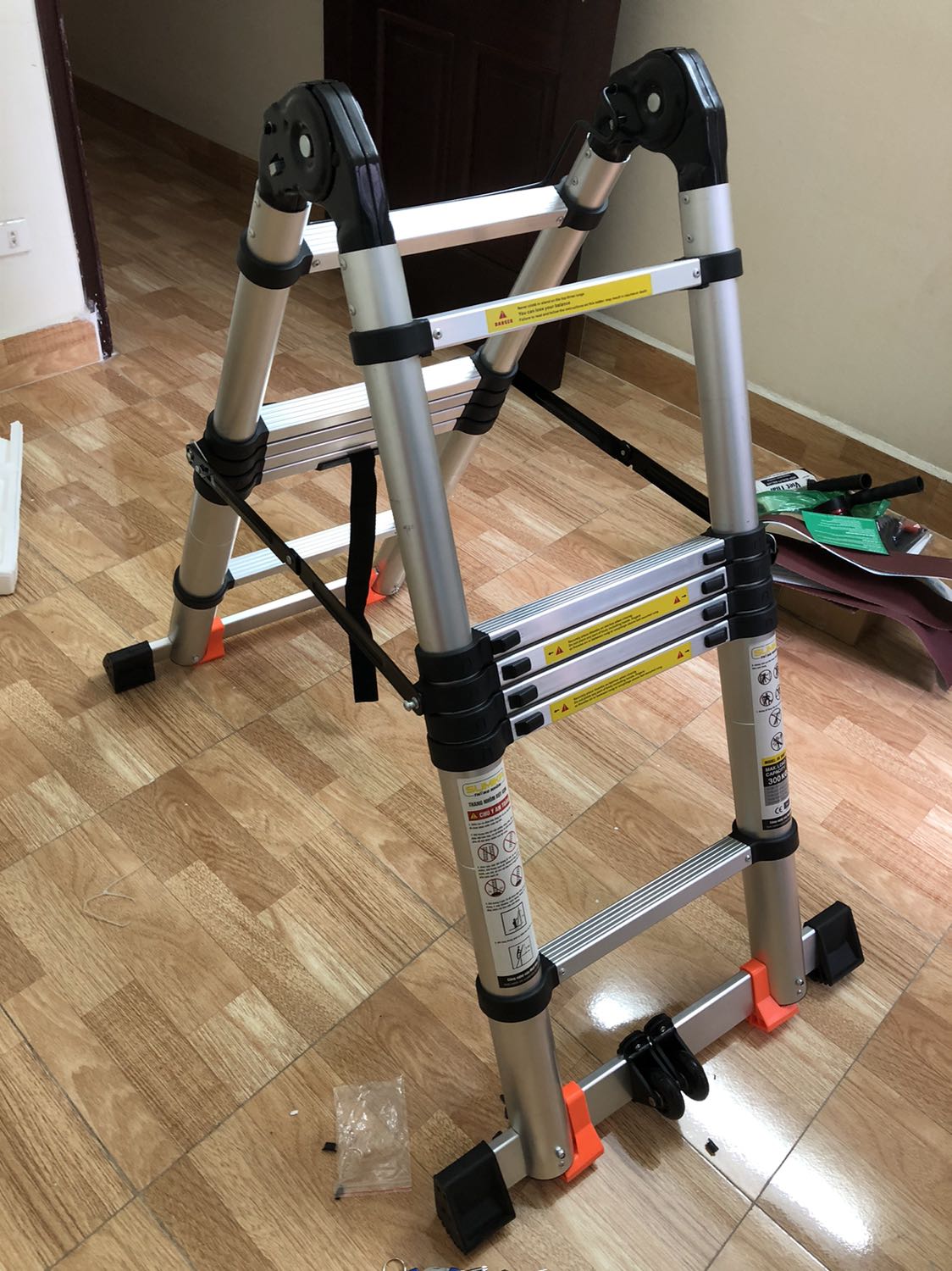 Loay hoay một lúc mới lắp được cái chân thang vào. Mình thấy chất lượng thang khá tốt. Nhưng mà nó nặng, cồng kềnh quá. Điều chỉnh độ cao cũng phức tạp. Nếu chỉ làm 1 mình, ko có ai làm cùng thì khá là vất vả.