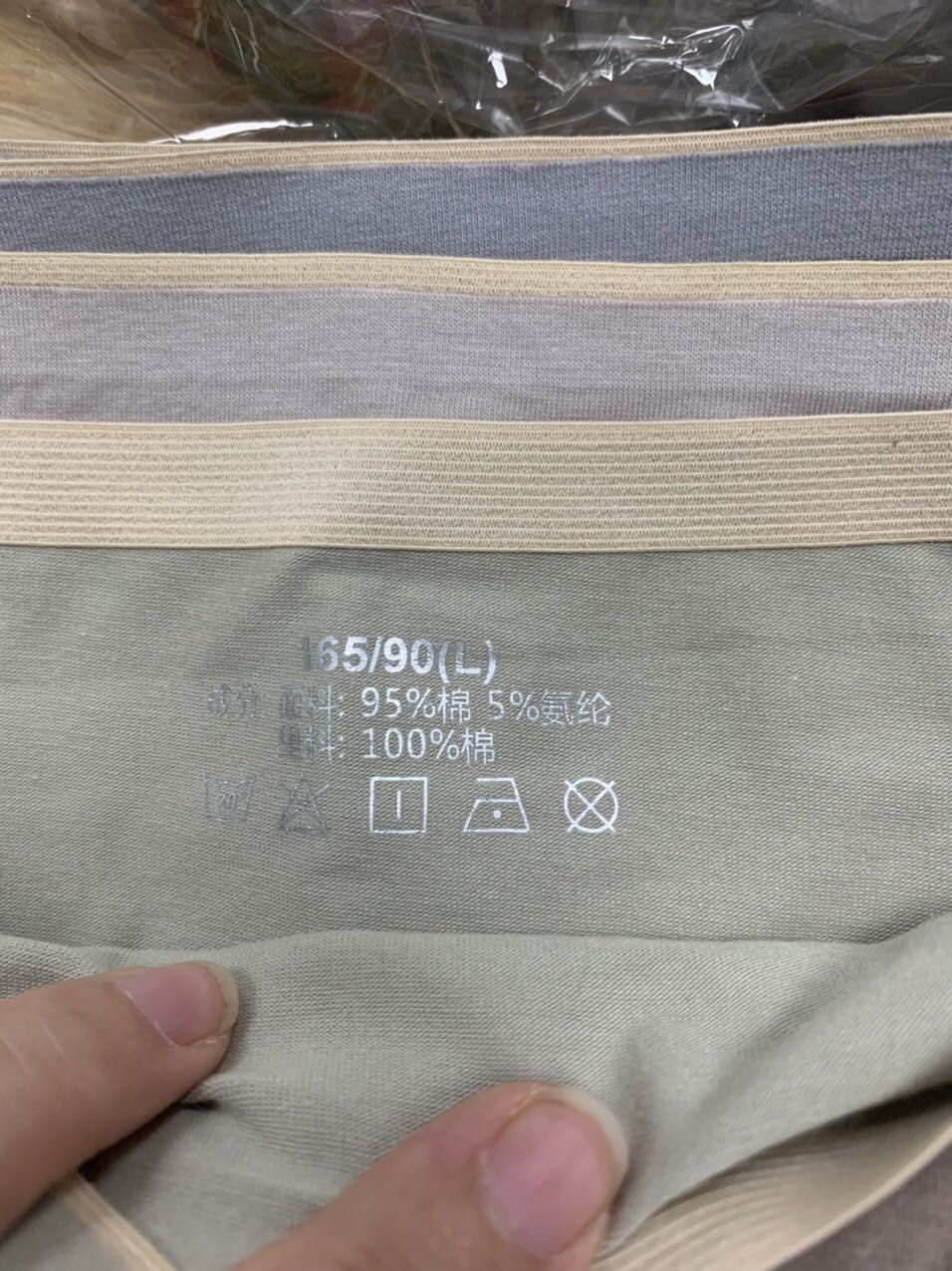 Hộp thì thủng . Bảo free sz cuối cùng lấy về là sz L . Có sz thì nói ngta còn chọn sz